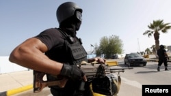 2016年4月14日利比亚的黎波里: 利比亚政府保护人员守卫政府