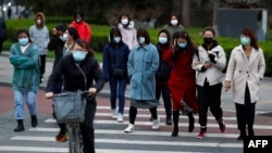 北京开始复工后,上班高峰期间的街头行人。(2020年3月26日)