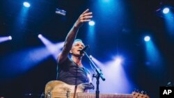 2016年11月12日，英国音乐家在法国巴黎巴塔克兰剧场演出。