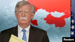 美国白宫国家安全顾问博尔顿2019年1月28日在白宫记者会宣布对委内瑞拉经济制裁,背后地图红色为承认马杜罗政权的国家。