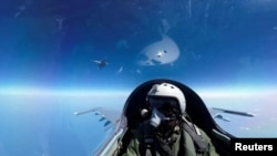 中国东部战区发布2023年4月9日空军在台湾周边演习的照片。