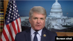 资料照片：美国国会共和党联邦众议员麦考尔接受美国之音专访。（视频截图）