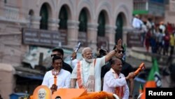 Perdana Menteri India Narendra Modi melambaikan tangan kepada para pnedukungnya dalam sebuah kampanye di distrik Puri, Odisha, India, pada 20 Mei 2024. (Foto: Reuters/Stringer)