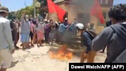 လောင်းလုံမြို့နယ်မှာ တရုတ်နိုင်ငံ အလံကို မီးရှို့ခဲ့စဉ် ( ဧပြီ ၈ ၊ ၂ဝ၂၁) ဓါတ်ပုံ Dawei Watch/AFP