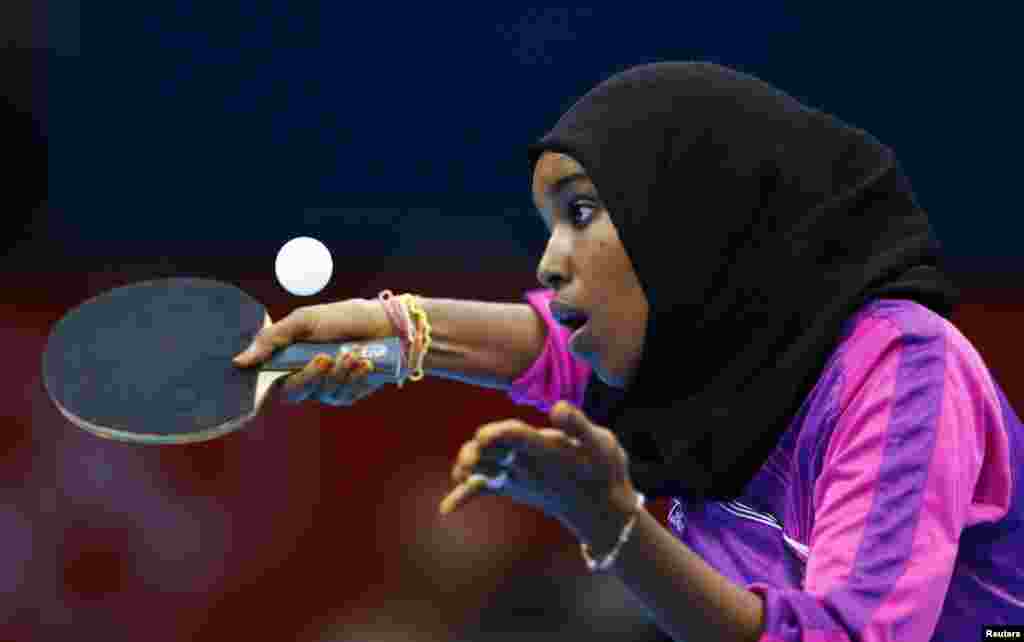 Yasmin Hassan Farah của Djibouti giao bóng cho Caroline Kumahara của Brazil trong vòng loại bóng bàn đơn nữ, 28/7/2012.