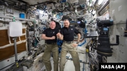 美国宇航员凯利和俄罗斯宇航员科尔尼延科在国际空间站停留将近一年后,启程返回地球。