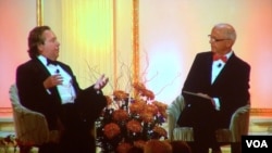 IMAX首席执行官理查德.葛尔方(Richard Gelfond)(左)16号在美中关系全国委员会的面度就会上接受会长欧伦斯(Stephen Orlins)的采访(美国之音方方拍摄)