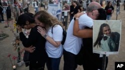 资料照片: 2024年10月7日人们来到以色列南部基布兹雷姆附近新星音乐节的现场，一年前数百名狂欢者被哈马斯杀害和绑架，并被带到加沙。