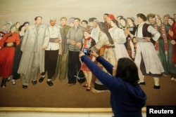 中国全国人大会议期间的一个小组讨论会会场,有记者拍摄一幅描绘毛泽东主席会见各民族群众的画。(2018年3月8日))