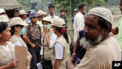 ရခိုင်ပြည်နယ် စစ်တွေမြို့အနီးက ဘုမေ မူဆလင်ရွာမှာ သန်းခေါင်စာရင်း ကောက်ယူနေစဉ်။