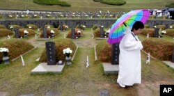 人们在政府镇压地点举行仪式,纪念光州事件死难者