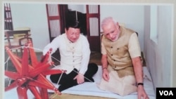 2014年习近平访印期间,到访莫迪家乡古吉拉特邦。那里的“甘地修习所”墙上,至今仍悬挂着习莫在这里用甘地用过的纺车纺线的照片。(美国之音朱诺拍摄,2017年11月14日)