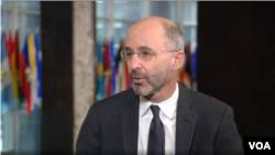 美国伊朗问题特使罗伯特·马利在国务院接受美国之音波斯语组的采访。(2021年3月17日)