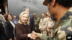 10月18号美国国务卿克林顿抵达利比亚首都的黎波里,和利比亚军人握手