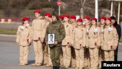Учасники жалобної церемонії в пам'ять про бійців охоронного батальйону Придністров'я, які загинули під час військового конфлікту з Молдовою, у 31-у річницю їхньої загибелі. Тирасполь, сепаратистський регіон Молдови Придністров'я, 3 березня 2023 року. REUTERS/Владислав Бачев