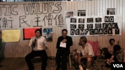 香港和平占中发起人戴耀廷(中)表示8月31日可能将举行占中启动仪式。(美国之音汤慧芸拍摄)