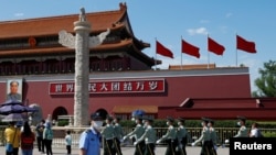 中国武警和警察在天安门巡逻。(2020年5月19日)