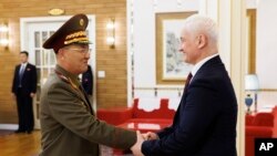 俄罗斯国防部2024年11月29日拍摄并发布照片显示,俄罗斯国防部长安德烈·别洛乌索夫(Andrey Belousov 右)在平壤与朝鲜人民武力部部长努光铁握手。