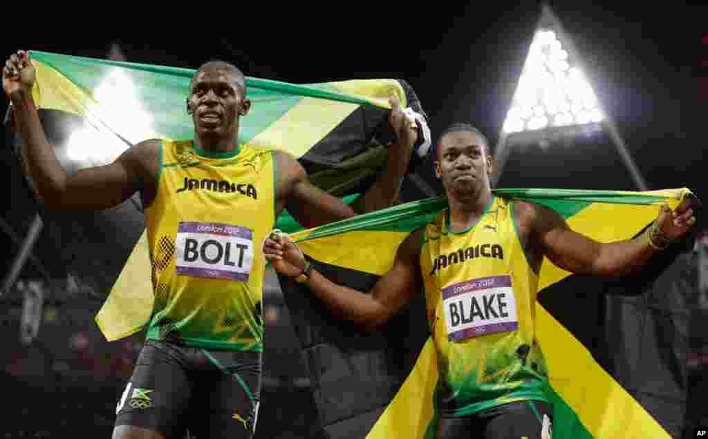 Usain Boltm, huy chương vàng, và bạn đồng hương người Jamaica, Yohan Blake, huy chương bạc, sau khi thắng giải chạy 100 mét nam. 5/8/2012.