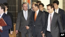 2012年10月25日,负责东亚和太平洋事务的美国助理国务卿坎贝尔(中左)在东京和美驻日大使鲁斯交谈,他们会晤了日本外交官员之后离开会场。