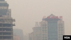 2015年12月20日16时起,北京地区雾霾开始加重。当时北京朝阳区使馆区附近街道灰雾茫茫。