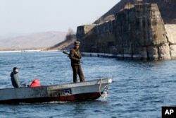 行驶在中国辽宁省丹东附近鸭绿江上的朝鲜船只。(2016年2月9日)