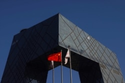 中共官媒央视在总部大楼外的中国国旗。(2021年2月5日)