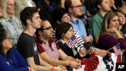民主党总统参选人希拉里·克林顿的支持者在俄亥俄州克利夫兰的一个竞选集会上倾听她的演讲。(2016年3月8日)
