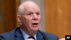 资料照:美国国会参议院外交关系委员会主席本·卡丁在听证会上讲话。(2023年10月18日,美联社)