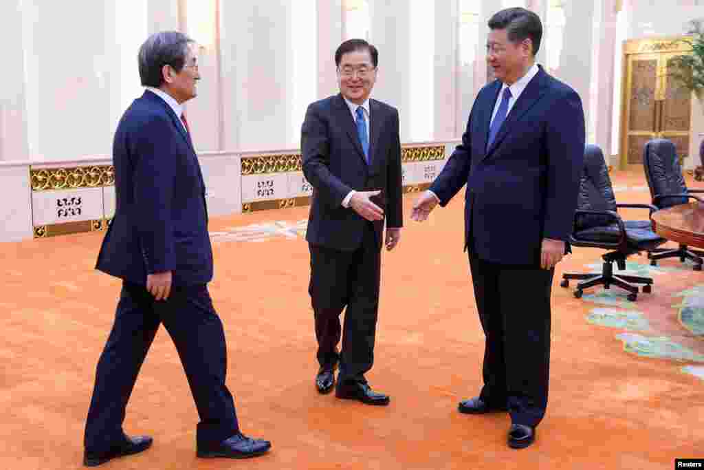 中国国家主席习近平在北京人大会堂会见到访的韩国国家安保室长郑义溶(左二)和韩国驻华大使卢英敏。(2018年3月12日)