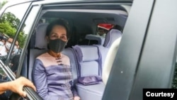 မြန်မာ နိုင်ငံတော်အတိုင်ပင်ခံ ဒေါ်အောင်ဆန်းစုကြည်အား စစ်ကောင်စီမှ တရား ရုံးထုတ်စဉ် ( ဓာတ်ပုံ - Courtesy )