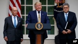 2019年7月11日美国总统特朗普(中),商务部长罗斯(左)和司法部长巴尔星期四在华盛顿白宫玫瑰园就人口普查发表讲话。