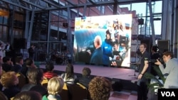 俄中东线天然气管道俄方境内部分去年秋季开工。两国工商界春季在莫斯科的一次活动上,播放了管道开工仪式视频,普京总统参加。(美国之音白桦拍摄)