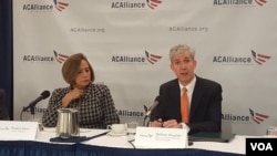 美国竞争力联盟(ACAlliance)联合主席,前美国财长罗萨里奥.马琳(左)和达特茅斯学院商学院院长马修.司劳特 (美国之音魏之拍摄)