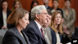 司法部长加兰德(中)与司法部副部长摩纳哥(左)等官员举行记者会,讨论打击美国各地城市暴力犯罪问题的努力。(2024年1月5日)