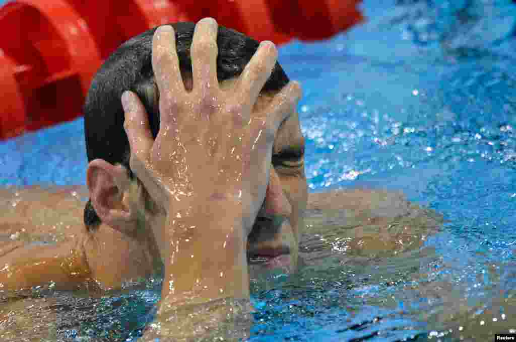 Phản ứng của Michael Phelps, đội Mỹ, sau khi về hạng 3 trong môn bơi bướm 200 mét nam tại Trung tâm Thể thao dưới nước, Thế Vận Hội London 2012.