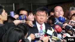 台北市长柯文哲在台北市政府门前接受采访(美国之音许波拍摄 资料照片)