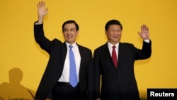 资料照:中国国家主席习近平(右)与台湾总统马英九在新加坡举行会谈。(2015年11月7日)