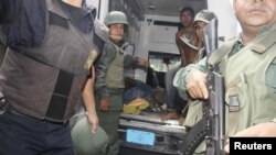 Những người bị thương được đưa ra khỏi nhà tù Centro Occidental, ngày 25/1/2013.