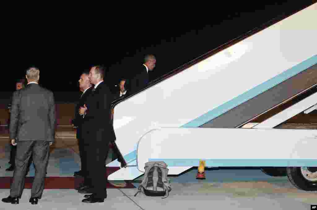 在G20杭州峰会结束后,美国总统奥巴马在杭州萧山国际机场走上总统专机空军一号,用的是中方提供的能驾驶的飞机扶梯,这和他到来时的情况不同(2016年9月5日)。到来时,双方之间就此发生了一场风波,请看本图集后面图片的说明词。