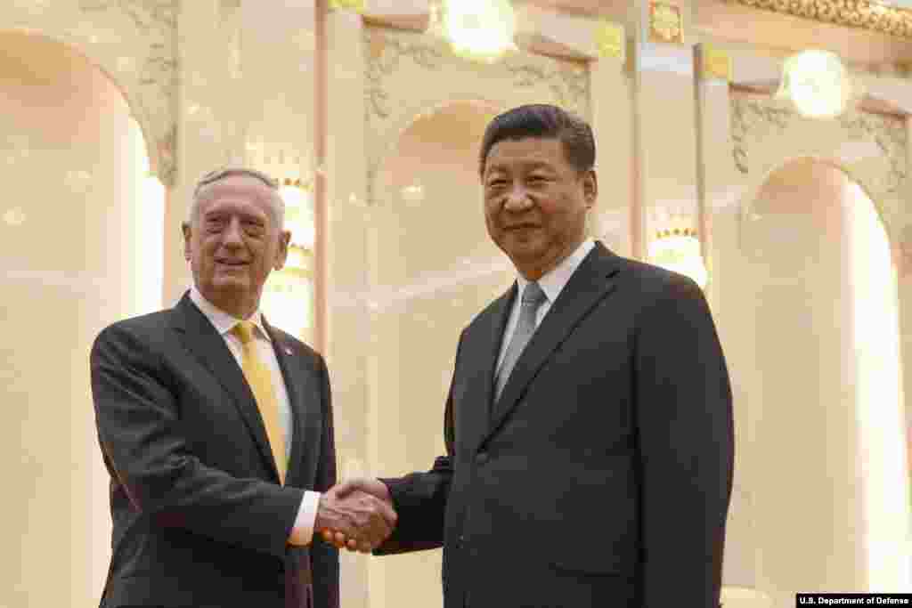 美国防部长马蒂斯与中国国家主席习近平在人民大会堂会面(美国国防部图片,2018年6月27日)。他对习近平说,他在中国的会谈非常好,“我很高兴来到中国,正如您刚才提到的,我们对于两军关系都予以同样高度的重视。这是中美两国历史上的一个重要时刻,我们推进双方关系向前发展。我今早进行了非常、非常好的讨论,贵国军队也给了我非常高的礼遇。”习近平表示,美中关系是世界最重要的双边关系之一,如果两国能够发展良好关系,将惠及全球的和平、稳定与繁荣。习近平还说,两国军队间的关系近年来保持了良好的发展势头,中方希望这种势头能持续。