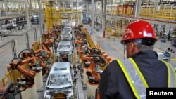 资料照:美国福特公司在中国重庆的一条生产线(2012年4月20日)