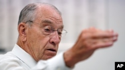 资料照片:美国参议员格拉斯利在艾奥瓦州向电脑公司员工讲话(2021年6月30日)