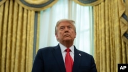 资料照：离任总统特朗普在白宫椭圆形办公室（2020年12月3日）