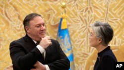 韩国外长康京和2018年10月7日会见到访的美国国务卿蓬佩奥(美联社)