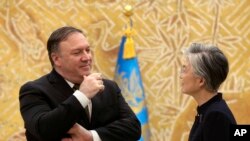 韩国外长康京和2018年10月7日会见美国务卿蓬佩奥(美联社)