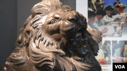 河北保定中国雕刻之乡最近生产的一只吹胡子瞪眼的石狮子。(美国之音 东方拍摄)