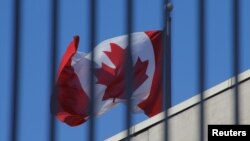 在北京的加拿大驻中国大使馆上飘扬的加拿大国旗。(2019年1月15日)