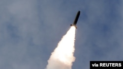 朝鲜近日发射的一枚弹道导弹(朝中社提供)。
