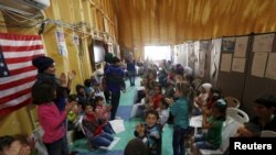 在美国的叙利亚难民问题处理中心,叙利亚难民儿童在玩耍(2016年4月6日)